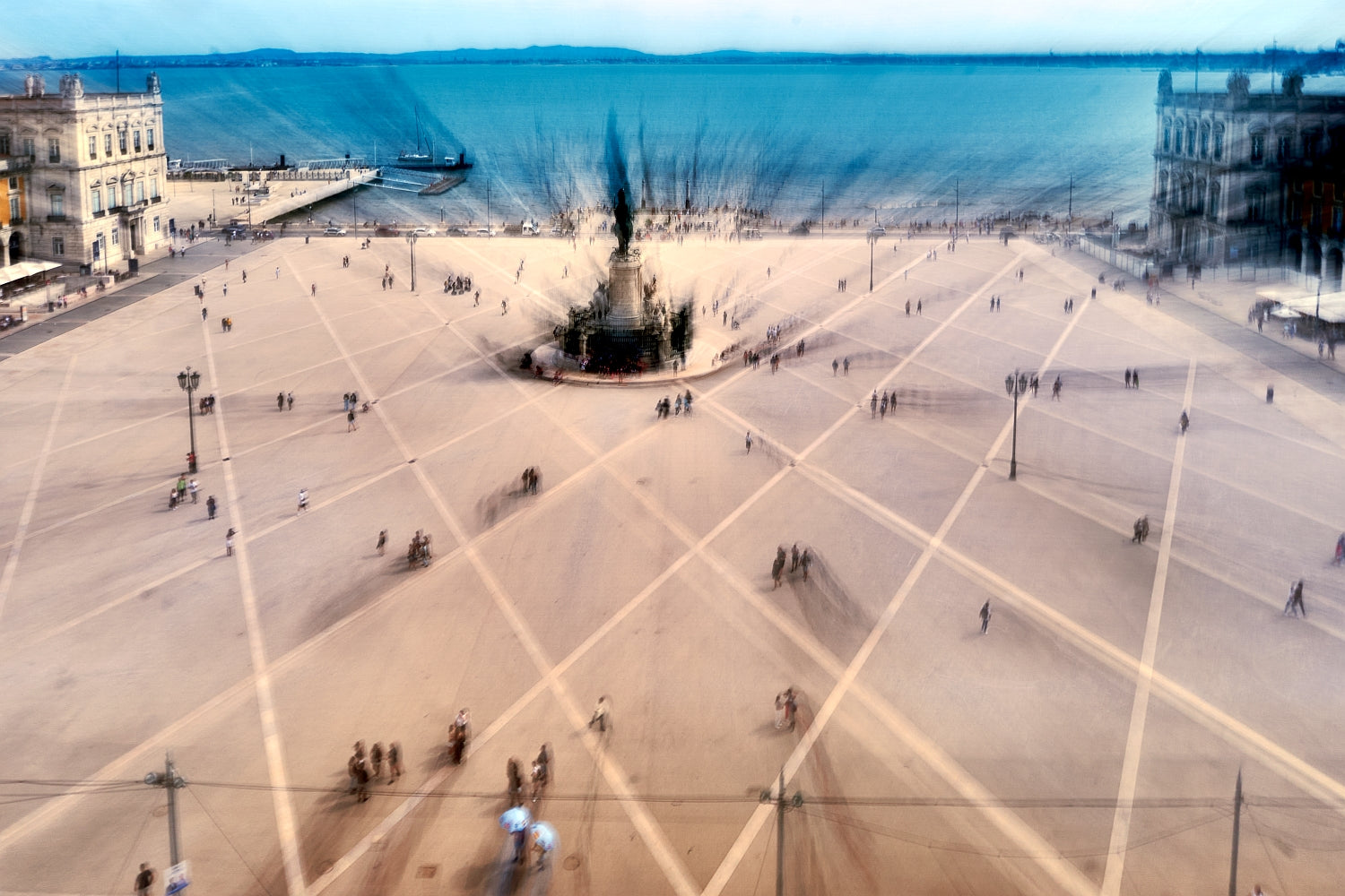 Der berühmte Platz Praça do Comércio in Lissabon aus der Vogelperspektive mit einem dynamischen Zoomeffekt